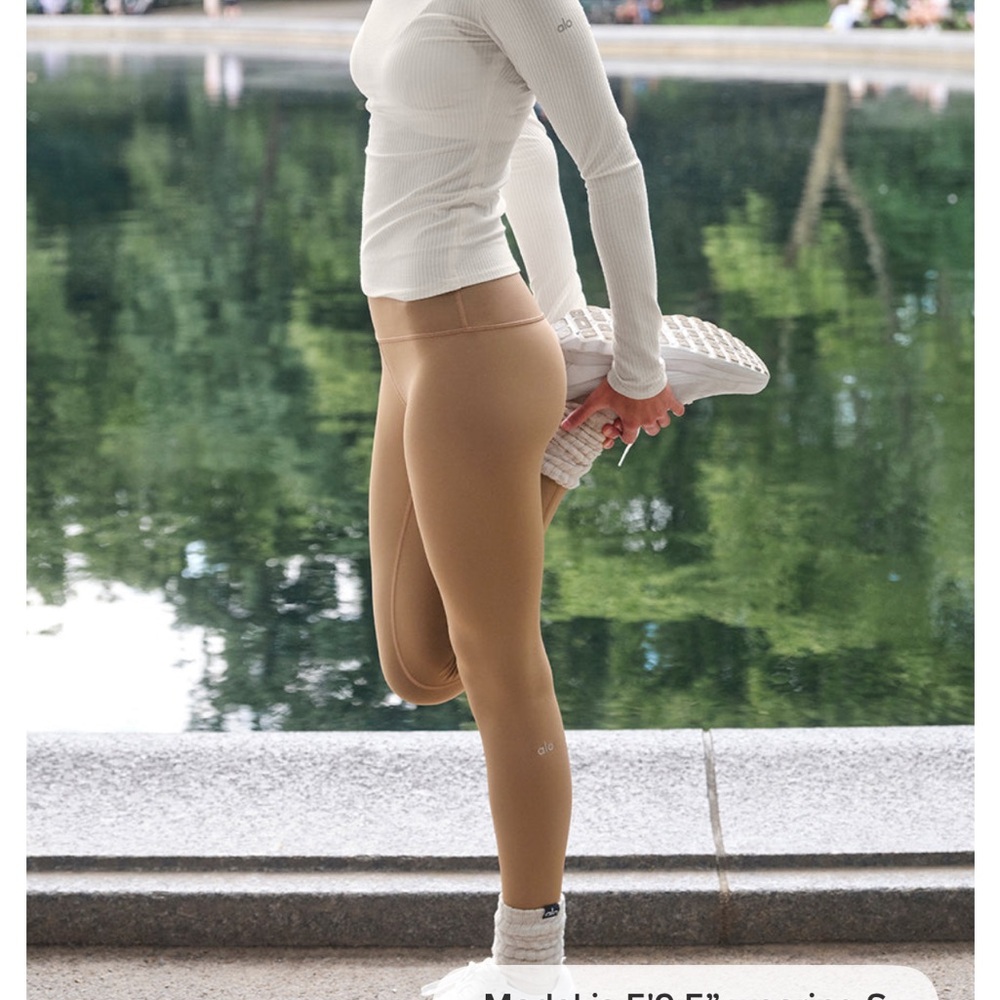 ALO Yoga 7/8 airlift leggings in toasted almond